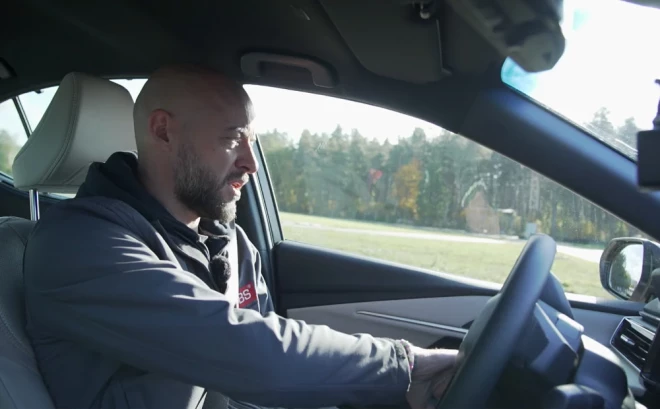 "Tāda sajūta, ka tu brauc virsū šķērslim, bet tas ir pazudis," pie Camry stūres atzīst Jānis Vanks.