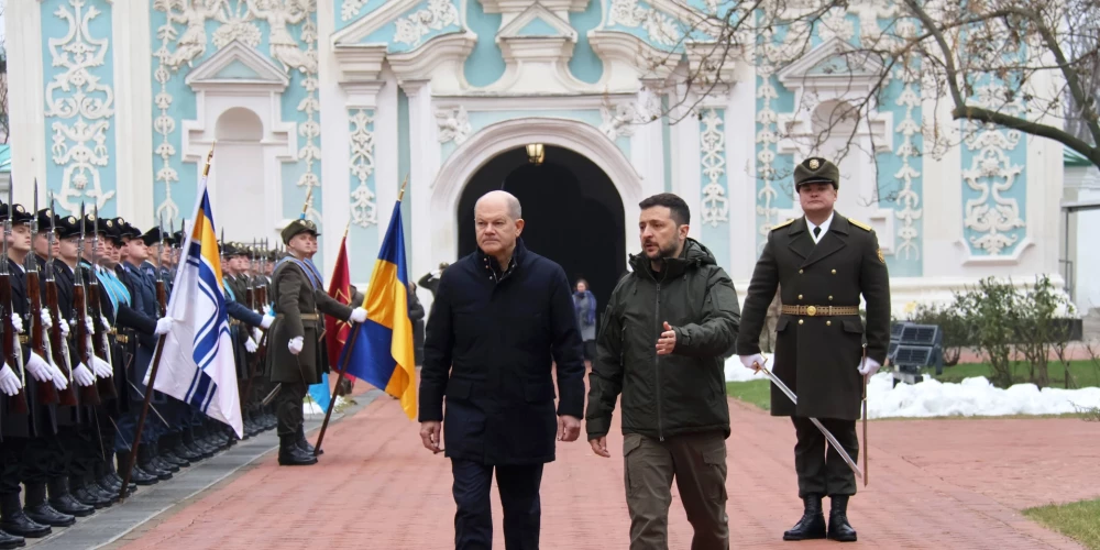 Vācijas kanclers Olafs Šolcs pirmdien, 2. decembrī ieradies iepriekš neizziņotā vizītē Ukrainā, lai apliecinātu Berlīnes atbalstu Kijivas cīņā pret Krievijas agresiju.