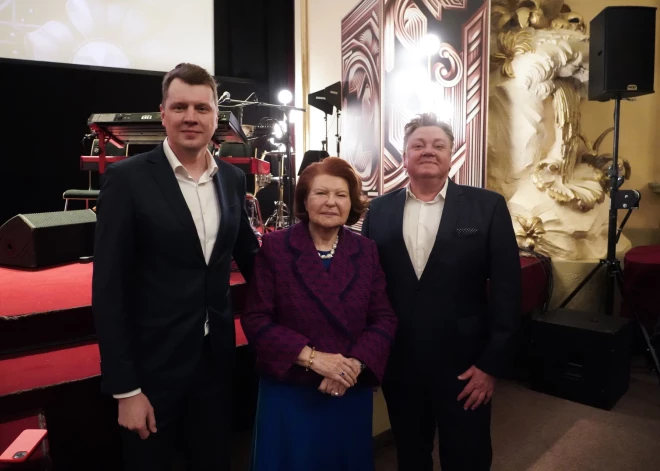 2024. gada 29. un 30. novembrī Rīgā, kinoteātrī "Splendid Palace", noslēdzās brāļu Valtera un Arņa Krauzes sarunu vakaru ar muzikāliem elementiem “Krauze pret Krauzi” sērija, kur īpašo viesu lomās uz skatuves kāpa mūziķi Intars Busulis un Jānis Aišpurs.