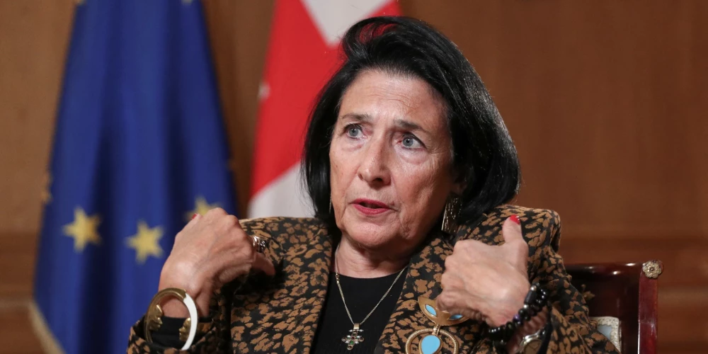 Gruzijas prezidente skaidro, ka "vienīgā politiskā izeja" no šīs situācijas būtu spēcīgs Rietumvalstu atbalsts Gruzijai. "Citu variantu nav," norāda Zourabičvili.