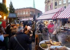 На рождественской ярмарке.