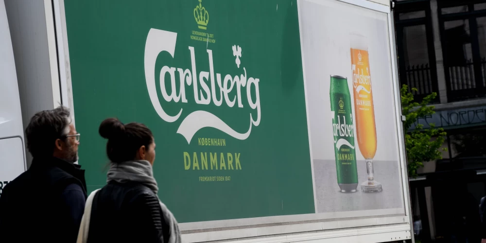 Automašīna ar "Carlsberg" simboliku