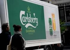 Automašīna ar "Carlsberg" simboliku