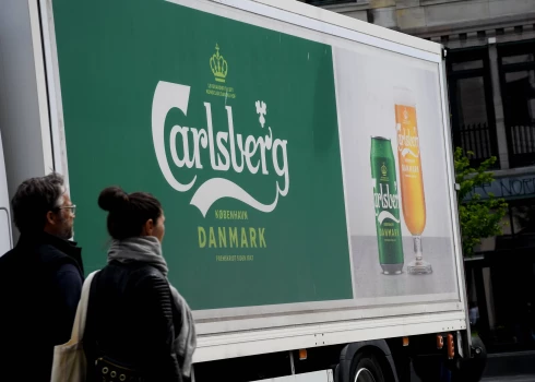 Automašīna ar "Carlsberg" simboliku