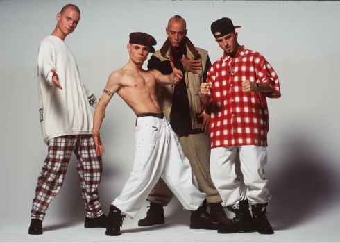 East 17 в 1994 году. Слева направо: Тони Мортимер, Брайан Харви, Джон Хэнди и Терри Колдуэлл.