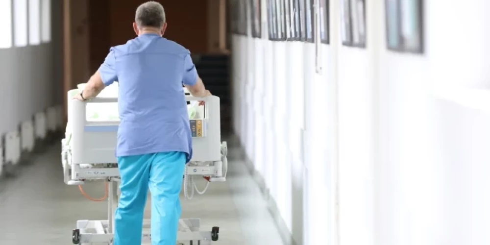 Pēc NVD datiem, 2024.gadā līdz septembrim 12 805 personas, kuras deklarējušas savu dzīvesvietu ārzemēs, Latvijā saņēmušas valsts apmaksātos veselības aprūpes pakalpojumus.