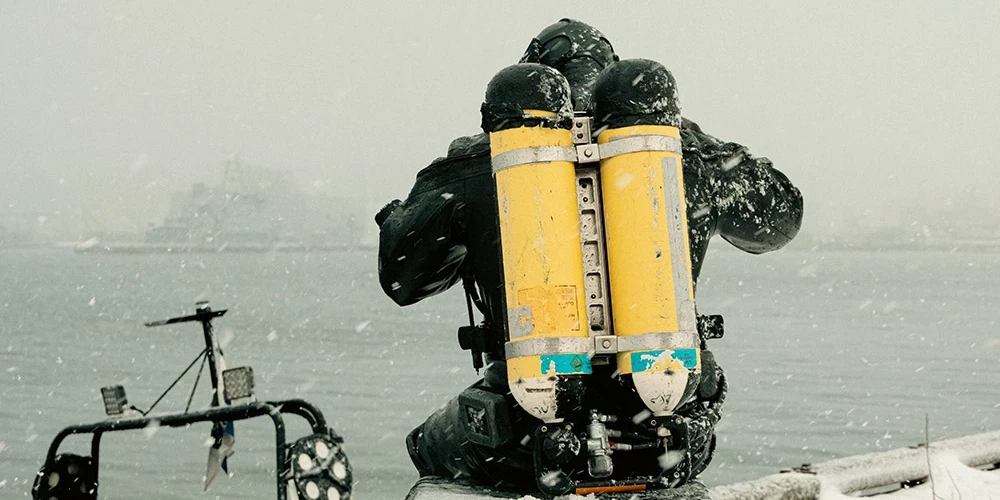 Latvijas bruņoto spēku jūras spēku ūdenslīdējs piedalās Somijas jūras spēku vadītajās NATO mācībās "Freezing Winds 24", kas norisinājās Somu līcī, Baltijas jūrā un Somijā. 2024. gada 23. novembris.