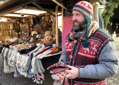 Cik kas maksā Vecrīgas Ziemassvētku tirdziņā: kļuvis dārgāks un jūtams krievu tūristu iztrūkums. FOTO