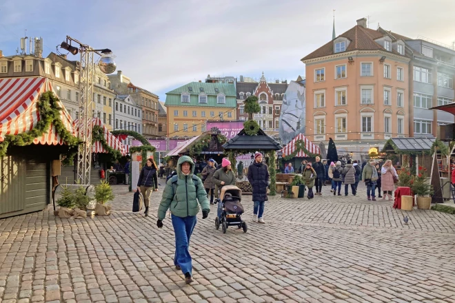 Lai izbaudītu Vecrīgas Ziemassvētku tirdziņa burvību, izdzertu karstvīna glāzi, apēstu kādu rausi un nopirktu kādu rausi jārēķinās ar pārdesmit eiro.