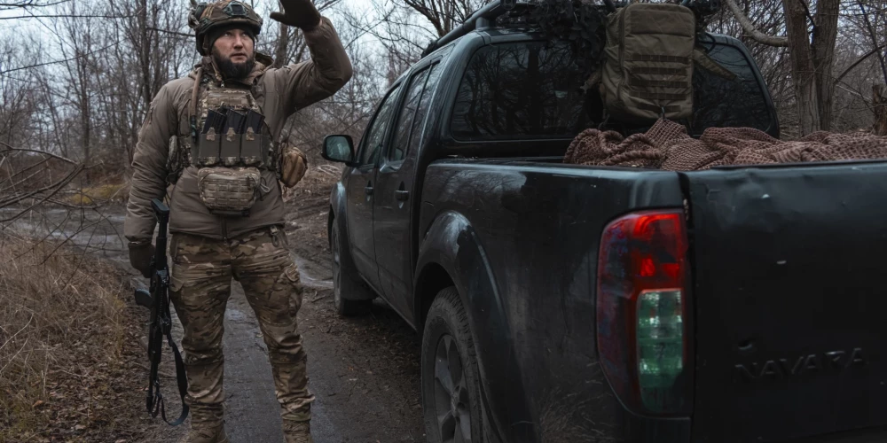 Ukrainas Sauszemes spēku 118. Mehanizētās kājnieku brigādes karavīri ierodas Robotinē, lai atvairītu Krievijas uzbrukumu frontes līnijai Zaporižjas apgabalā 2024. gada 3. decembrī.