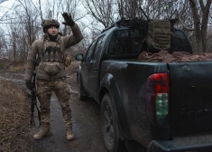 Ukrainas Sauszemes spēku 118. Mehanizētās kājnieku brigādes karavīri ierodas Robotinē, lai atvairītu Krievijas uzbrukumu frontes līnijai Zaporižjas apgabalā 2024. gada 3. decembrī.