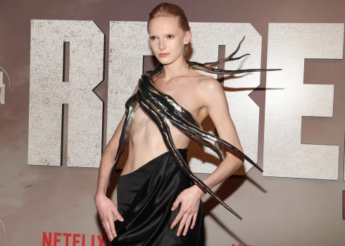 Есек әйелдің фотосы Фитинг бөлмесінде юбка киген қызбен секс