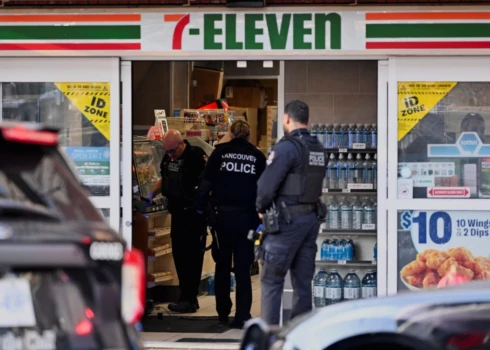 Kanādas policija nošauj vīrieti, kurš sadūris divus cilvēkus Vankūverā. 