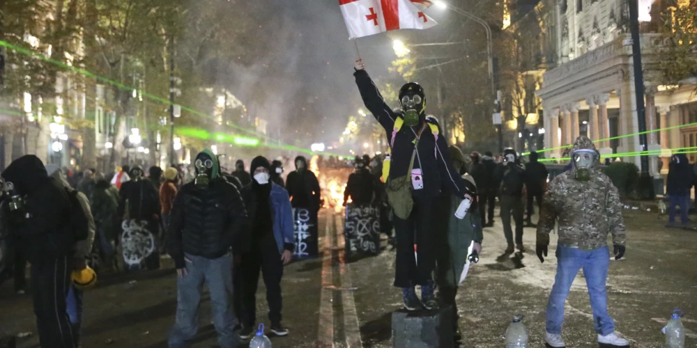 Gruzijā septīto nakti pēc kārtas turpinās protesti. 