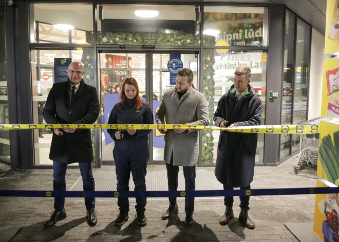 В Риге открылся 32-й магазин Lidl: первым трем покупателям вручили подарочные карты на 30 евро