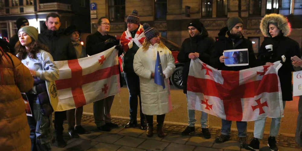 Opozīcijas deputāti sašutuši par nevēlēšanos steidzami lemt par atbalstu Gruzijas sabiedrības eirointegrācijas centieniem un vērtībām. 