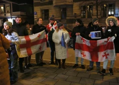 Opozīcijas deputāti sašutuši par nevēlēšanos steidzami lemt par atbalstu Gruzijas sabiedrības eirointegrācijas centieniem un vērtībām. 