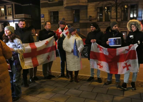 Opozīcijas deputāti sašutuši par nevēlēšanos steidzami lemt par atbalstu Gruzijas sabiedrības eirointegrācijas centieniem un vērtībām. 