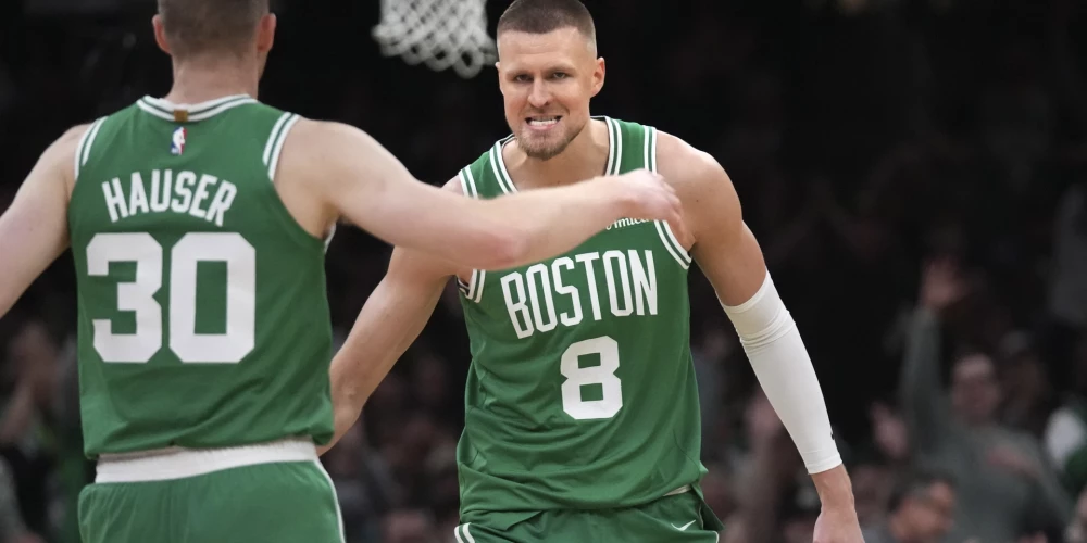 Kristaps Porziņģis atzīmē panākumus ar Semu Hauzeru.