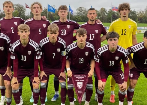 Latvijas U-19 izlases futbolisti varēs sevi pārbaudīt uz nākotnes futbola spīdekļu fona.