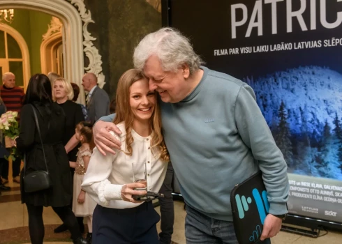 Anatolijs Kreipāns (no labās) kopā ar Patrīciju Eiduka sportistes dokumentālās filmas pirmizrādē.