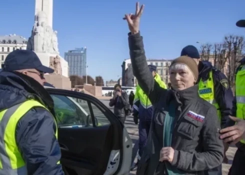 Sieviete žurnālistiem atkārtojusi, ka neiestājas ne par karu, ne par Krievijas prezidentu Vladimiru Putinu. Vainu nevienā no lietām Kreile neatzīst, bet uzskata, ka vēršanās pret viņu notiek, jo "ļaunie spēki vēršas pret labajiem, tie ir dēmoni".