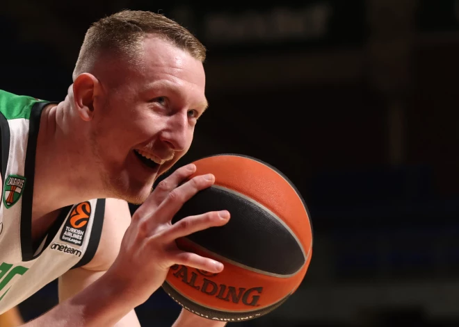 Rolandam Šmitam neveiksmīga atgriešanās Kauņā, viņa "Anadolu Efes" Eirolīgas spēlē piekāpjas "Žalgirim"