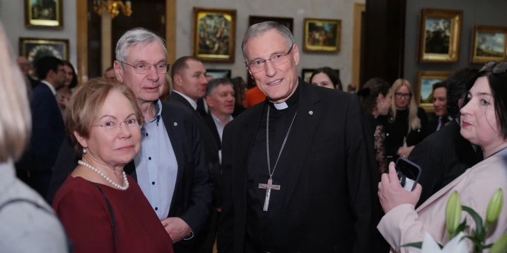 Mākslas cienītāji viesojas mākslas muzejā "Rīgas birža", lai apskatītu altārgleznu "Svētā Ģimene" no Madrides Prado muzeja kolekcijas (foto: Mārtiņš Ziders)