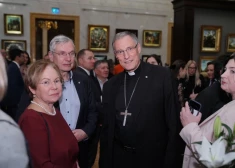 FOTO: mākslas cienītāji ievērtē Prado muzeja kolekcijas slavenu 16. gadsimta altārgleznu, ko 3 mēnešus demonstrēs mākslas muzejā "Rīgas birža"