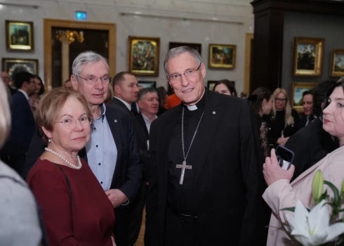 Mākslas cienītāji viesojas mākslas muzejā "Rīgas birža", lai apskatītu altārgleznu "Svētā Ģimene" no Madrides Prado muzeja kolekcijas (foto: Mārtiņš Ziders)