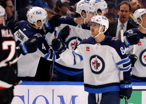 Komandas biedri sveic Kailu Konoru. Vinipegas "Jets" hokejisti NHL sezonu sāka ar 16 uzvarām, bet tagad četru zaudējumu sērijas laikā atkāpās no līderpozīcijas Rietumu konferencē, palaižot garām Minesotas "Wild".