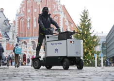 FOTO: aplūkojam tuvāk skūterus, ar kuriem Vecrīgā un Mežaparkā sakopšanas darbi rit raitāk