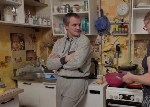 “Liekas, ka citu vēlmju tev nav, tikai knābāt mani un dzīt uz darbu,” sašutumu par sievas jautājumiem darba sakarā neslēpj Mareks.