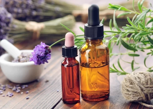 Lavandas ēteriskās eļļas ieelpošana var samazināt depresijas simptomus un emocionālās svārstības, ko rada premenstruālais sindroms. Aromterapija ar lavandu var arī būtiski atvieglot menopauzes simptomus.