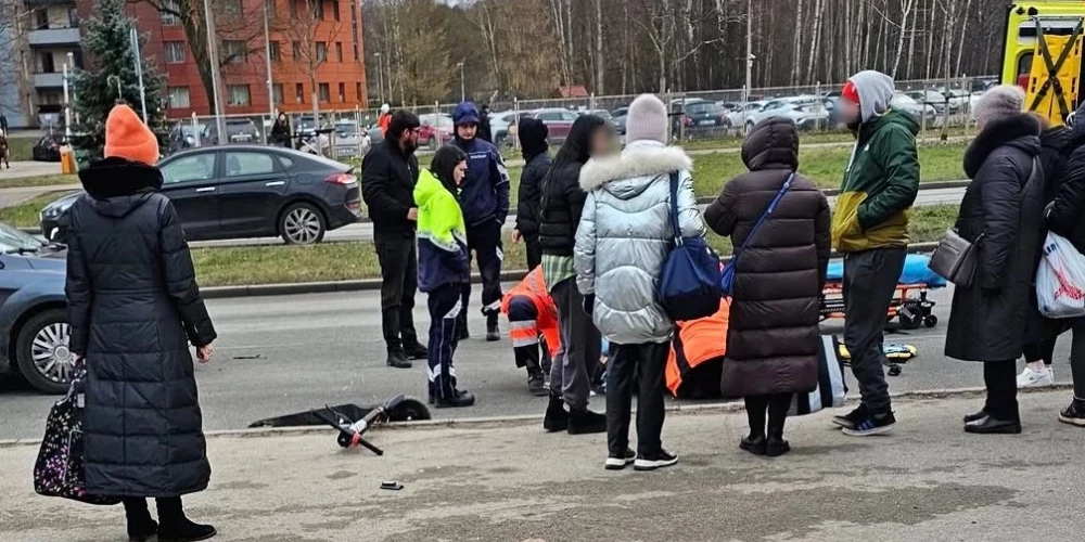 По словам очевидцев аварии, самокатчик жив, но сильно пострадал.