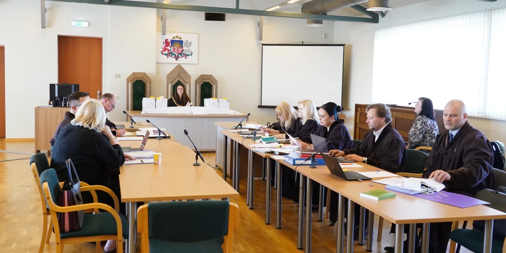 Tiesas sēde, kurā izskata maksātnespējas administratora Mārtiņa Bunkus slepkavības krimināllietu, kurā par slepkavības izdarīšanu sevišķi pastiprinošos apstākļos apsūdzēti uzņēmēji Aleksandrs Babenko, Mihails Uļmans un Krievijas pilsonis Viktors Krivošejs.