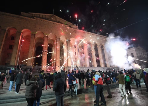 Tbilisi devīto dienu nerimst protesti. 