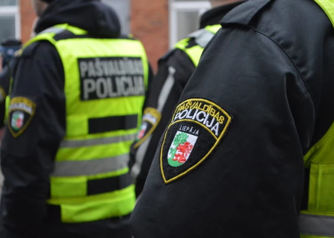 Ballējās, lietoja narkotikas un vizinājās ar darba auto? Aizdomās par braukšanu reibumā Liepājā aizturēts pašvaldības policists