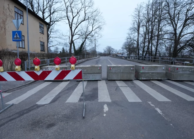 Ar betona blokiem norobežots satiksmes pārvads pār Altonavas ielu.