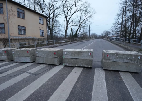 Ar betona blokiem norobežots satiksmes pārvads pār Altonavas ielu.