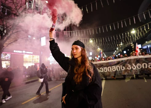 Gruziju pārņēmuši protesti, kopš valdošā partija "Gruzijas sapnis" paziņoja, ka ir uzvarējusi 26.oktobra vēlēšanās.