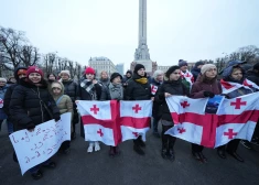 FOTO. "Krievija ir Gruzijas un Latvijas kopīgais ienaidnieks," Latvijā dzīvojošie gruzīni pie Brīvības pieminekļa pieprasi nākotni Eiropā