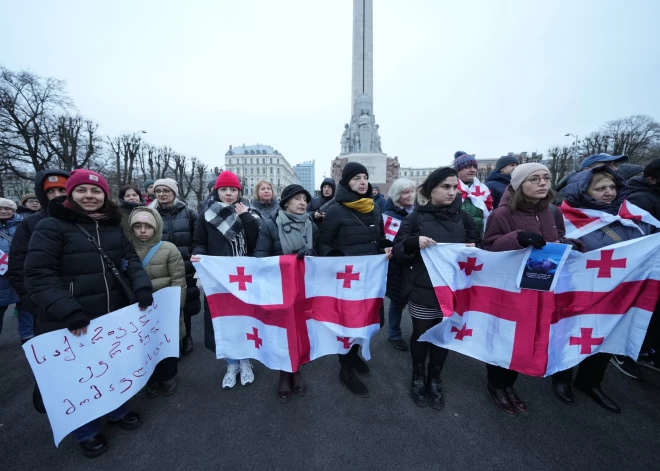 Latvijā dzīvojošie gruzīni akcijā pie Brīvības pieminekļa Rīgā aicina atbalstīt Gruzijas tautas prasību par tiesībām virzīties uz dalību Eiropas Savienībā.