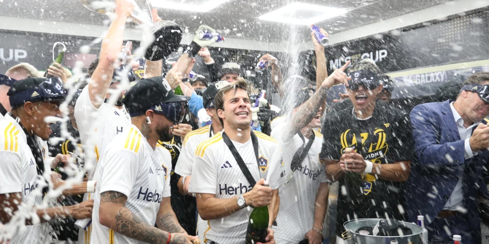 "LA Galaxy" spēlētāji līksmo