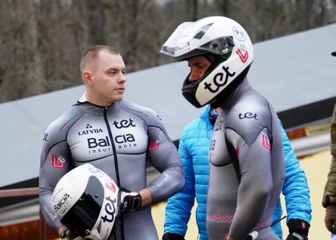 Kalendas ekipāža Pasaules kausa bobslejā posmā četriniekos ieņem sesto vietu.