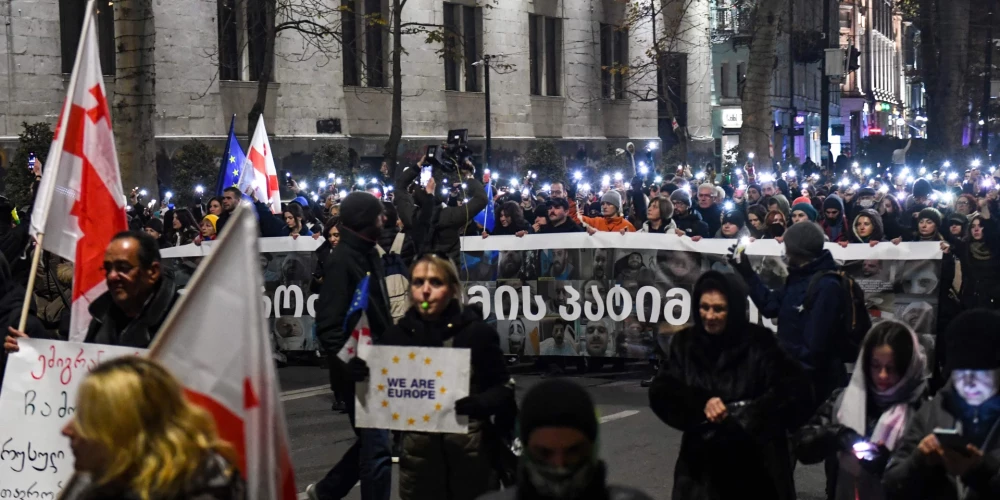 Gruzijā līdzās protestiem pret valdības atteikšanos no ceļa uz ES kritizē arī vardarbību pret žurnālistiem. 