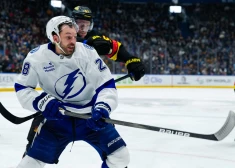 Bļugera "Canucks" piedzīvo zaudējumu pret Girgensona "Lightning" NHL spēlē