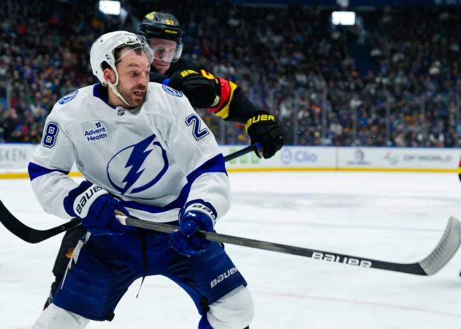 Bļugera "Canucks" piedzīvo zaudējumu pret Girgensona "Lightning" NHL spēlē