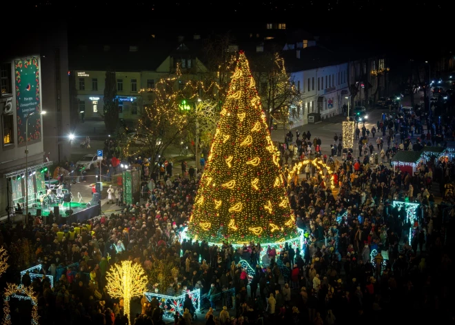 Daugavpils svētku laikā pārtapusi īstā ziemas pasakā! Spoža galvenā egle, krāšņi rotājumi, kārdinoša piparkūku smarža un aizraujoši pasākumi sagaida ikvienu, kurš vēlas izdzīvot neaizmirstamus mirkļus patiesā svētku noskaņā.