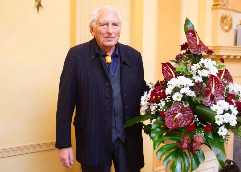 Pat nepateiksiet, ka viņam jau 91 gads! Ēriks Hānbergs savas jaunākās grāmatas "Manas vakardienas šodienās" atklāšanas svētkos Rīgas Latviešu biedrības nama Līgo zālē stāstīja jautrus atgadījumus no dzīves, pieņēma apsveikumus no viesiem un pat uzgrieza valsi.